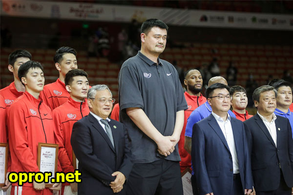 Jajaran Pemain Basket Dengan Postur Tinggi